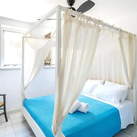 3 Bedrooms House At Isterni 500 M Away From The Beach With Sea View Shared Pool And Balcony Párosz
